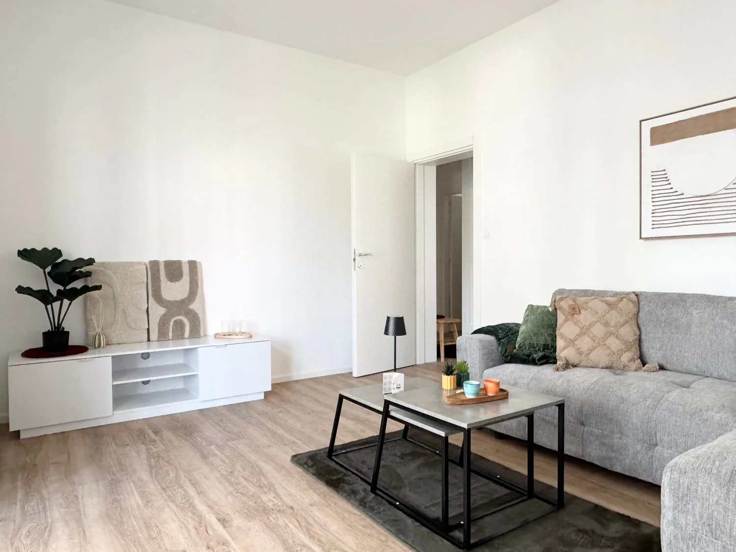 Möbliert, komplett renoviert und in erster Vermietung