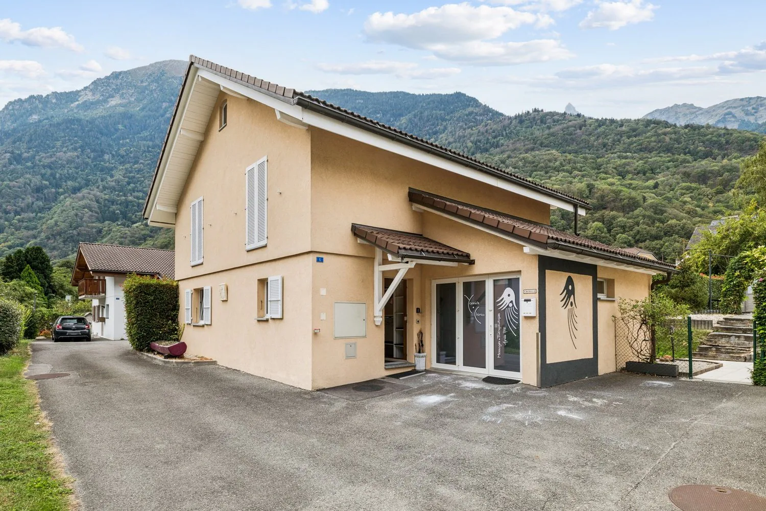 Bella villa indipendente di 5,5 locali con bei volumi