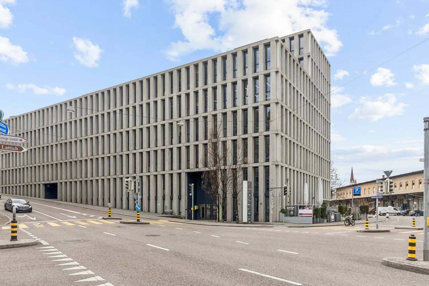 Espace de bureau au rez-de-chaussée dans un immeuble commercial représentatif
