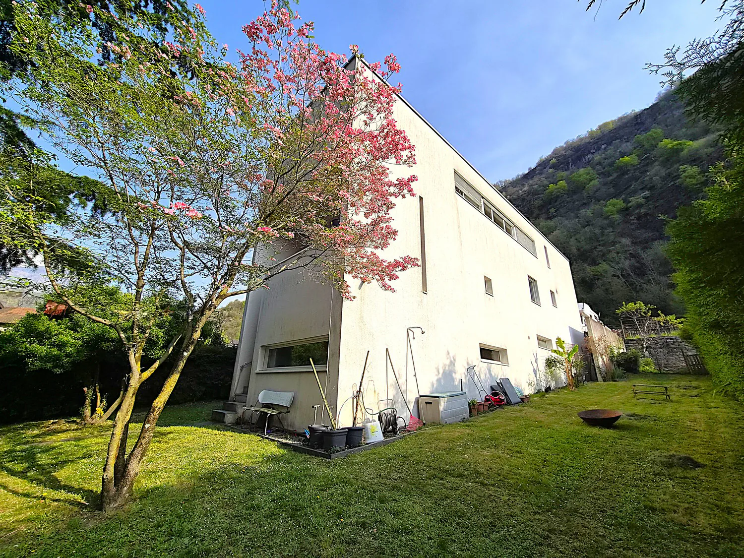 NUOVO PREZZO! anche RENT TO BUY. Moderna villa con studio indipendente e terreno