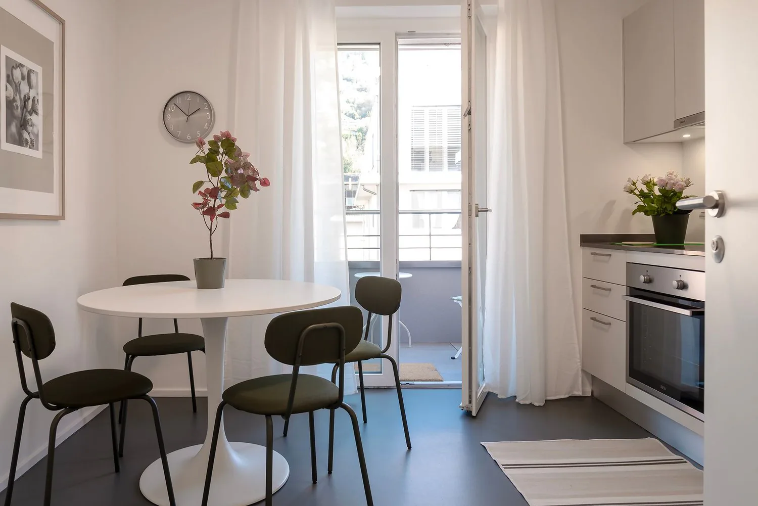 Living just a few steps from the center. First net rent free!