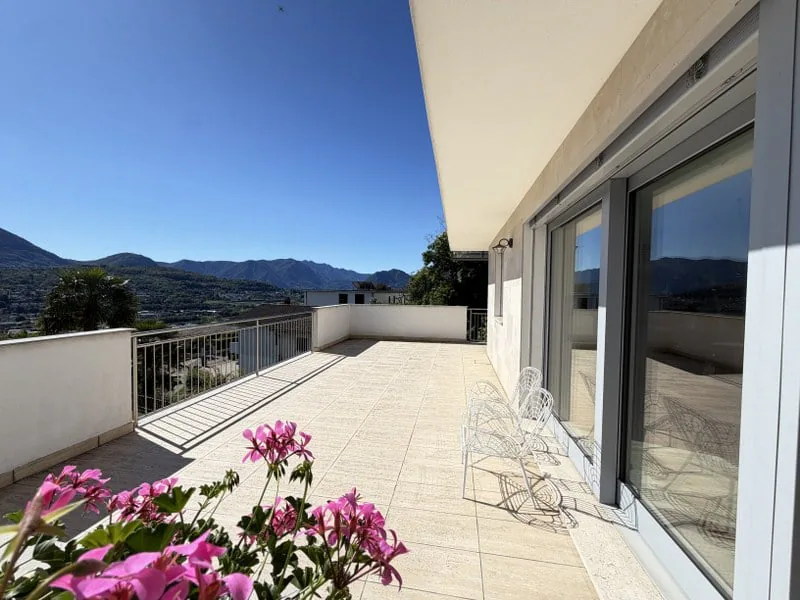 Villa mit hellen Räumen und einer magnifischen Panoramaterrasse