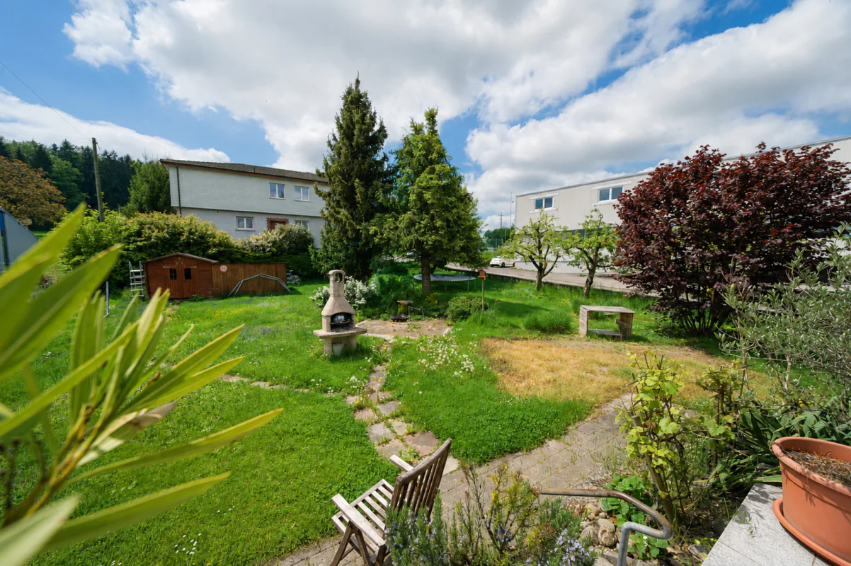 Incantevole casa unifamiliare di 4,5 locali con 500m2 di area circostante/giardino