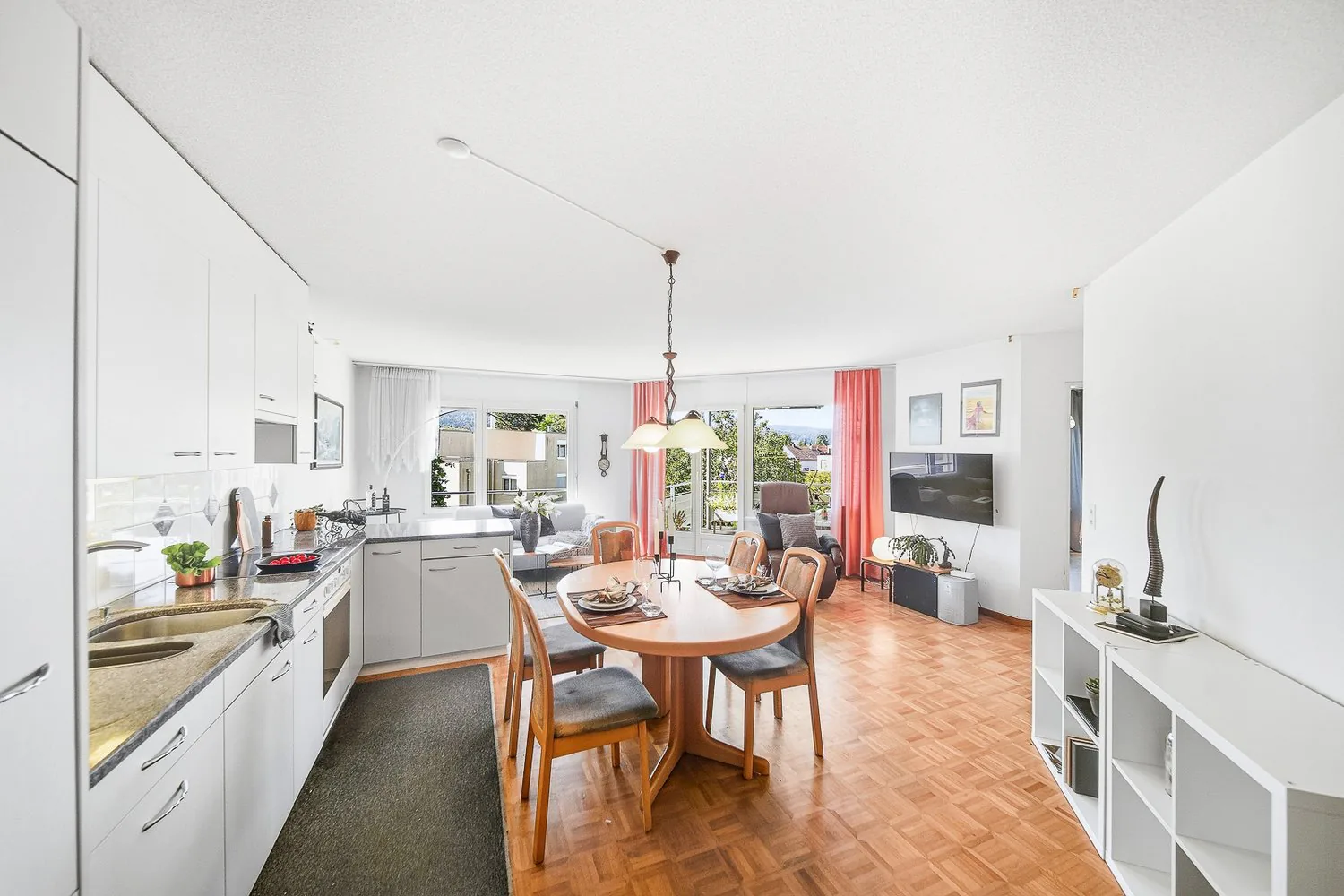 HELLES ZUHAUSE MIT BALKON IN DÜBENDORF