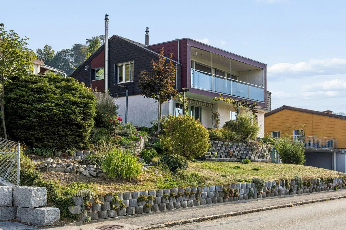 Vie rurale avec vue panoramique : Bâtiment d'habitation flexible avec local commercial et potentiel d'extension