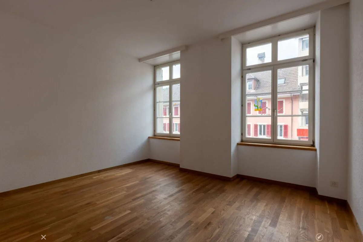 Helle 3.5-Zimmer-Wohnung mit hohen Räumen und gedecktem Balkon