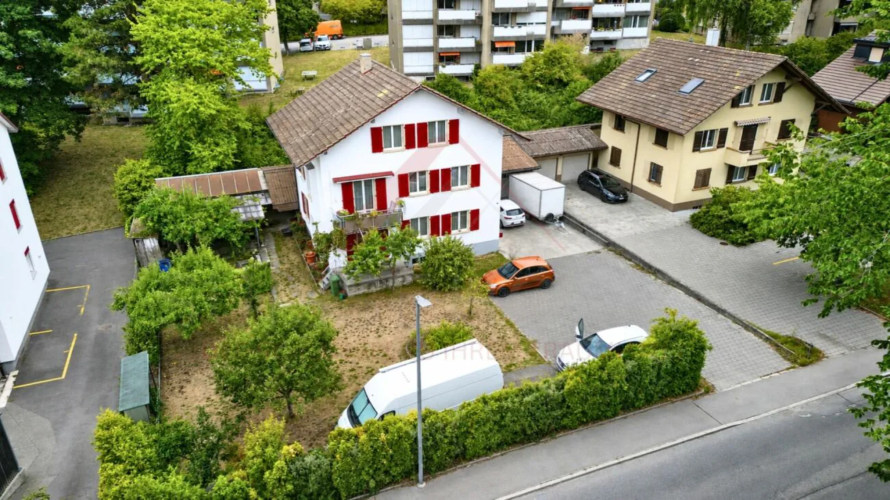 3 appartamenti, 1 unità commerciale - una proprietà piena di possibilità !