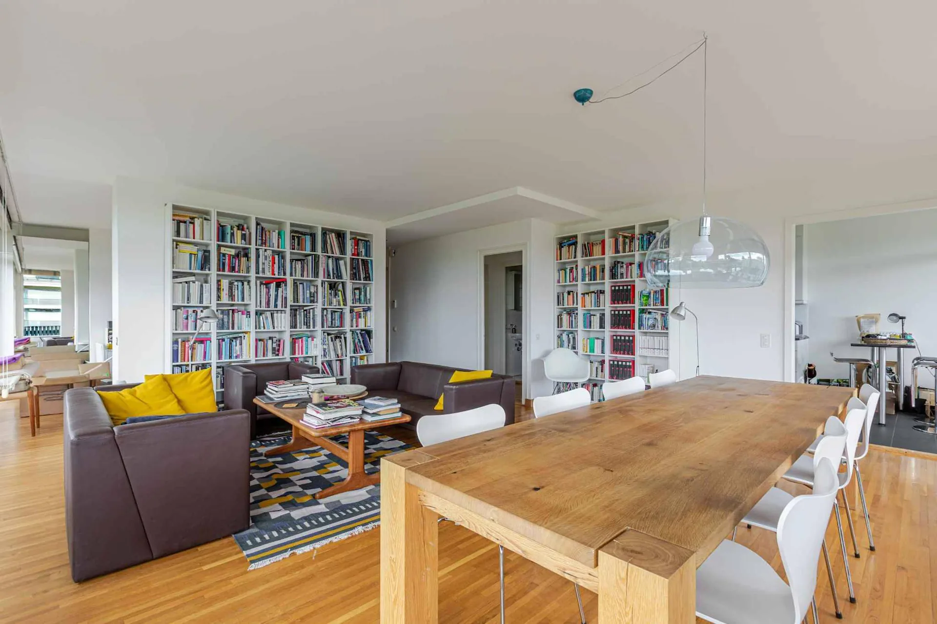 BRIGHT 4-ROOM APARTMENT