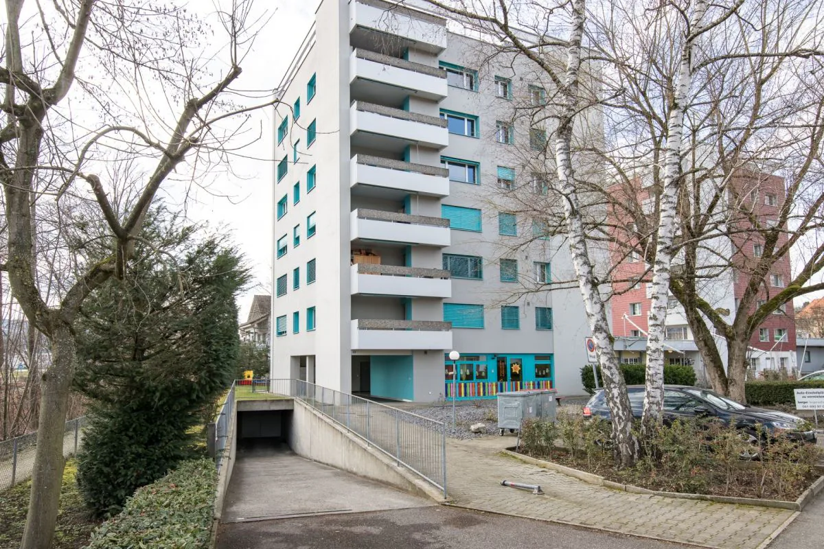 Between Coop Center and Eisweiher playground - beautiful 3-room apartment in Oberwil