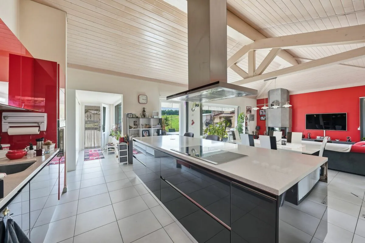 Magnificent villa combining space, comfort, and unobstructed views of the surrounding countryside.