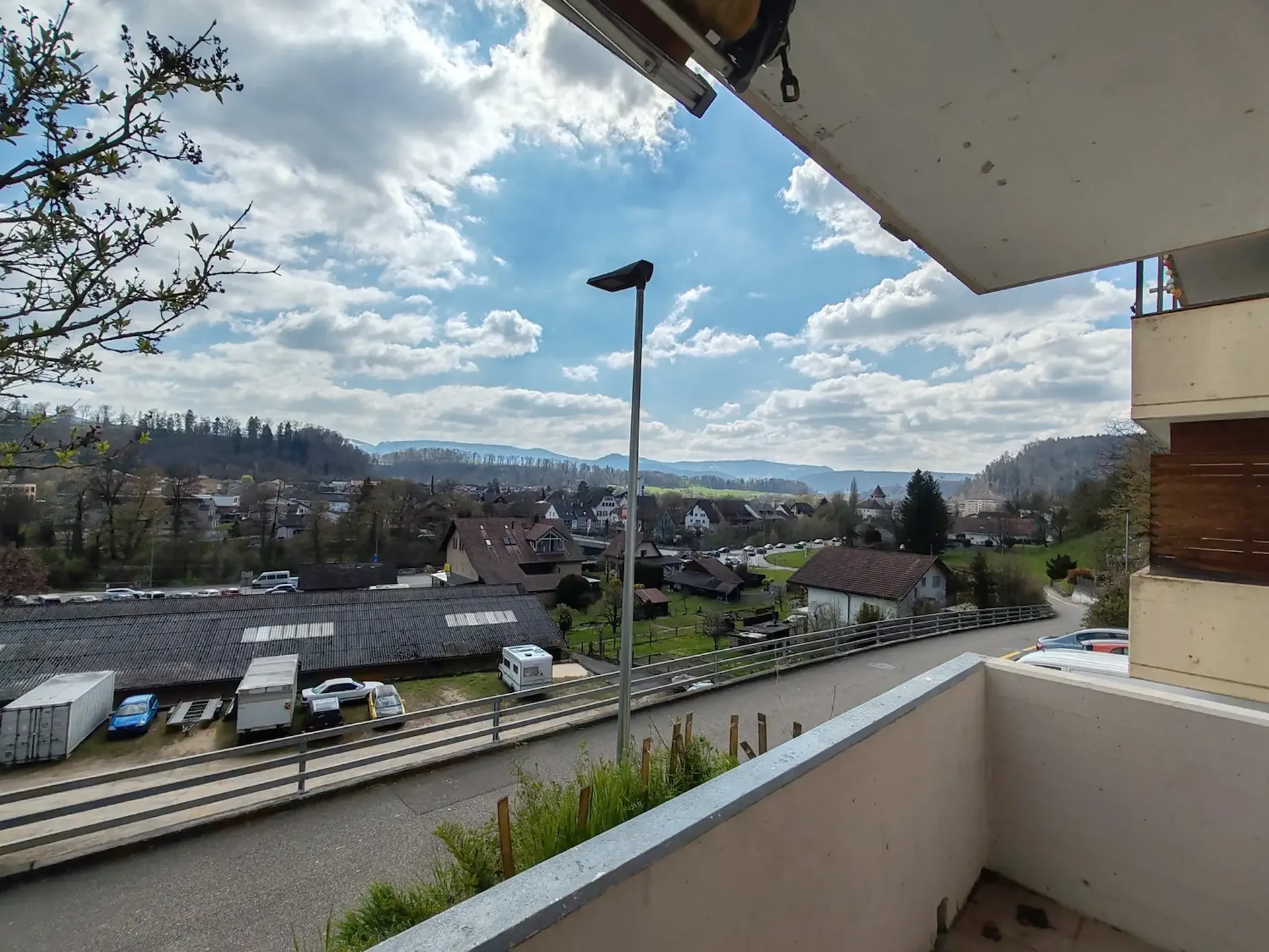 We rent a bright and spacious 4-room apartment in a quiet location in Zwingen immediately