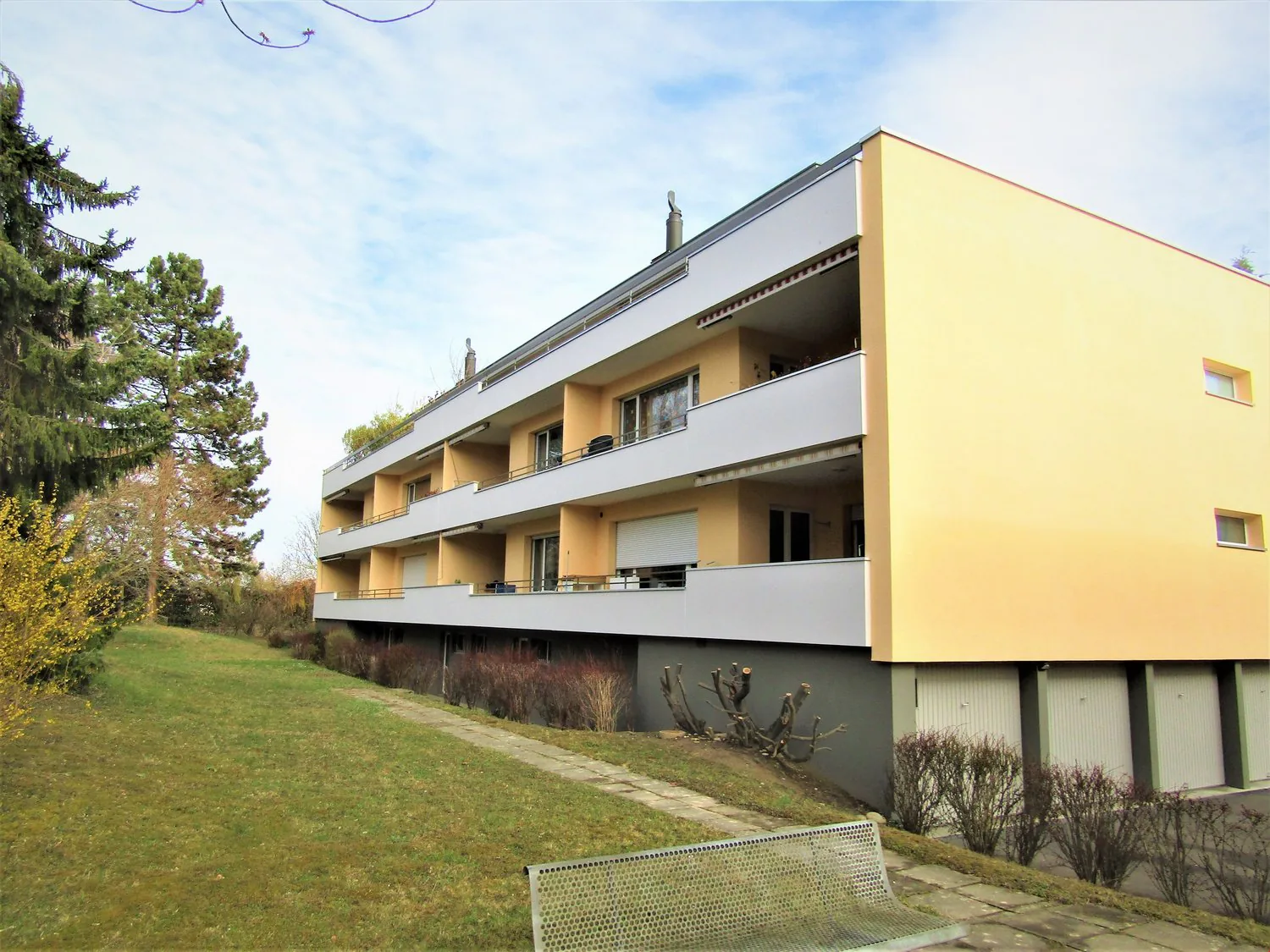 Bright 3.5-room apartment with balcony in Allschwil