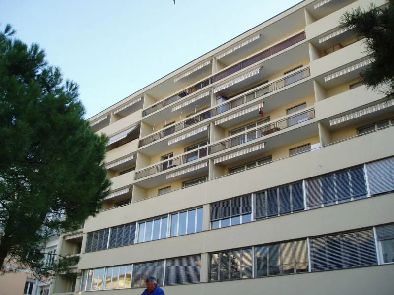 2-room office of about 60m2 on the 2nd floor left comprising two rooms, an equipped kitchen, a shower/WC room, a separate WC and a balcony. Possibility of having an external parking space.