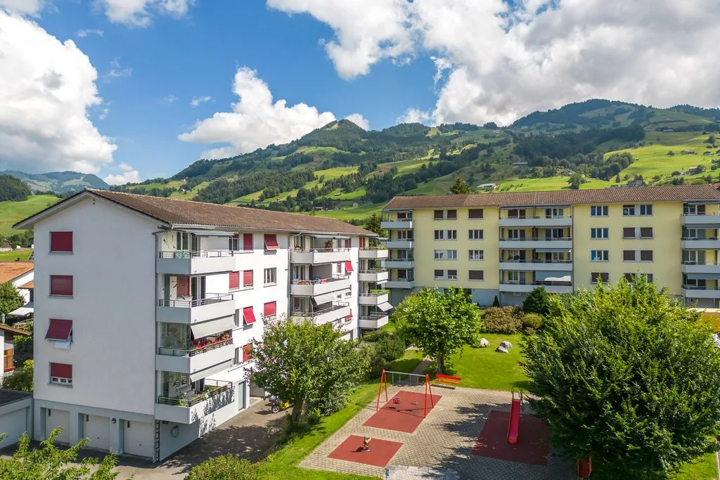 Vivre dans le vert avec vue sur le monde montagnard