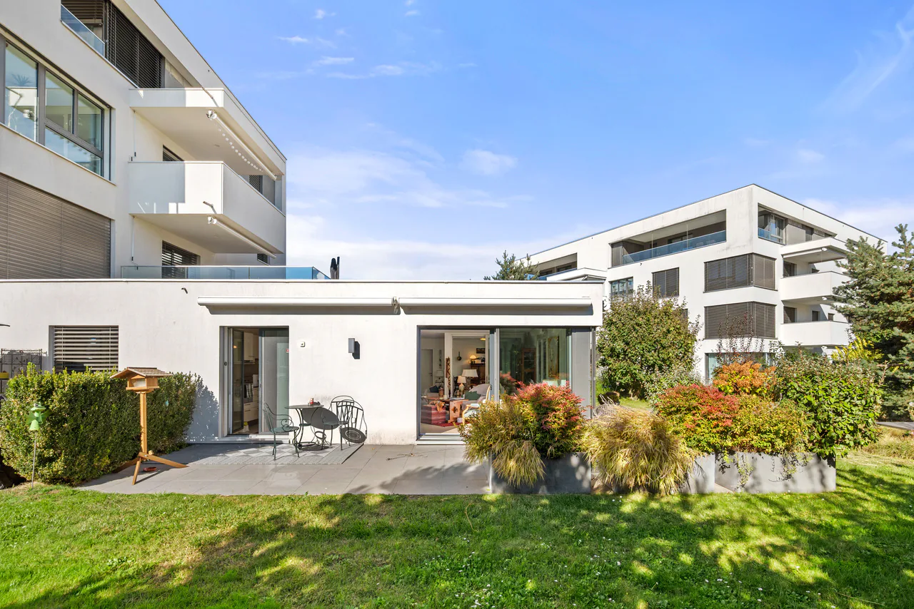 Elegante appartamento su due livelli con giardino privato alberato