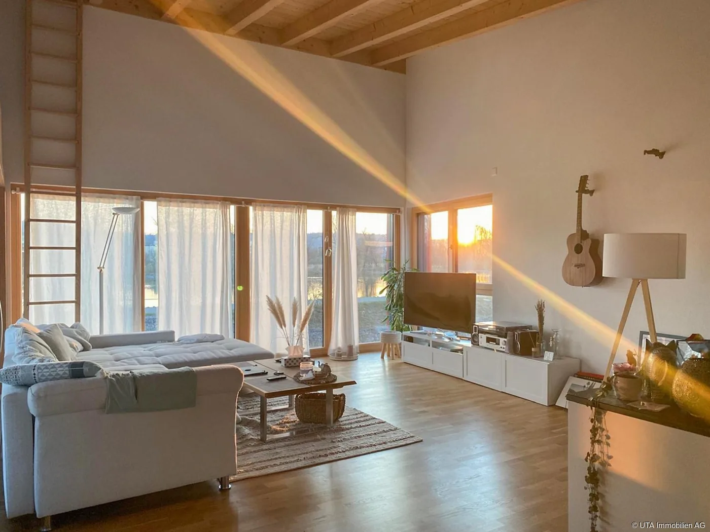 Modern und loftig wohnen und den Blick geniessen