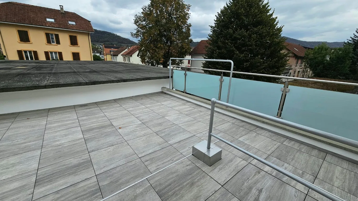 Très grand appartement de 3,5 pièces avec terrasse de 48m2