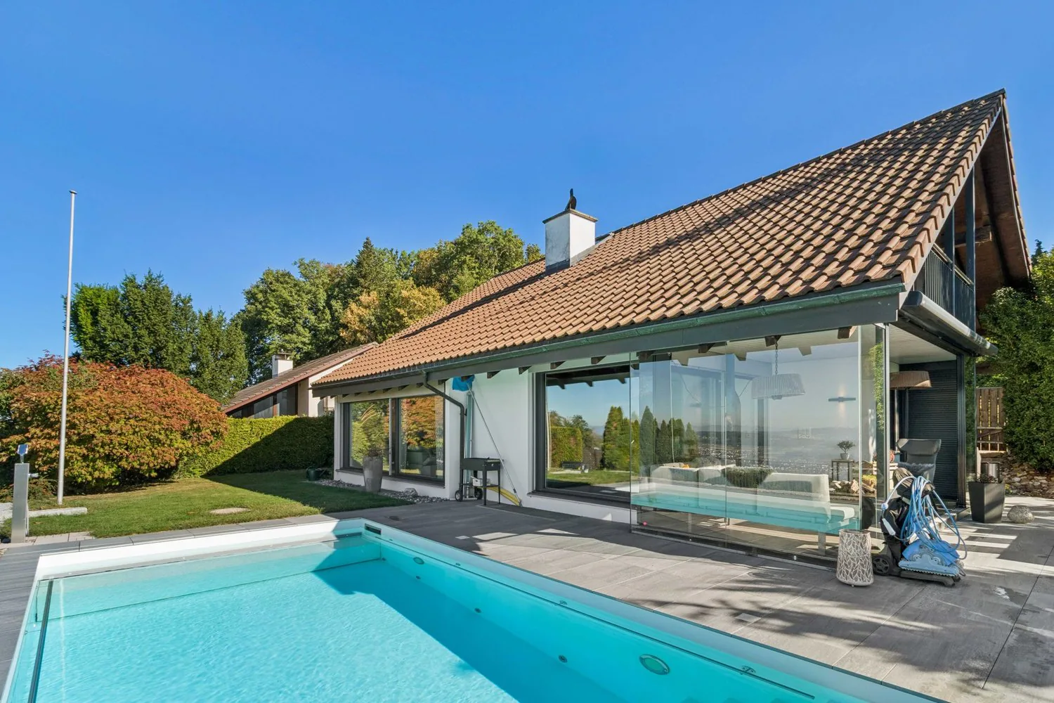 Unique living on a beautiful plot with a pool