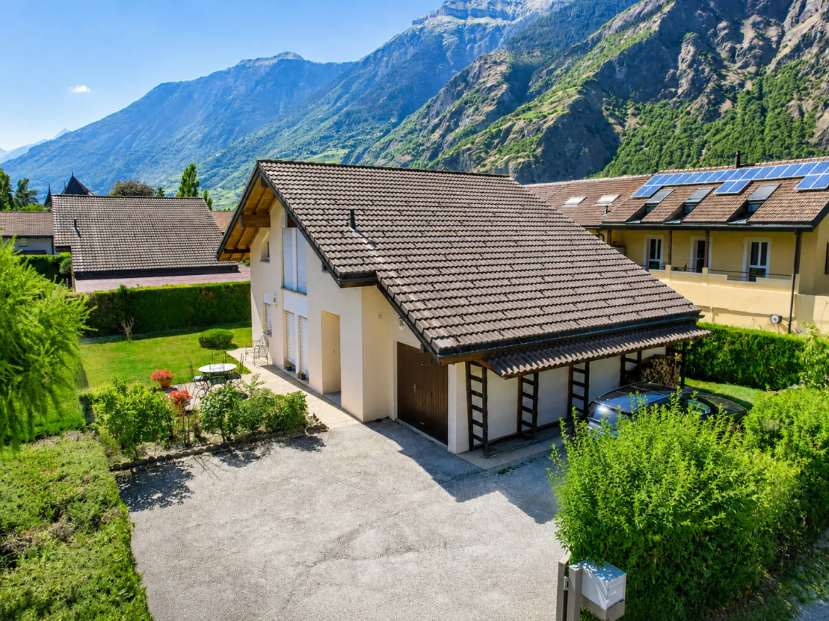 Einzelvilla mit 5.5 Zimmern, Garten und Veranda in Saxon