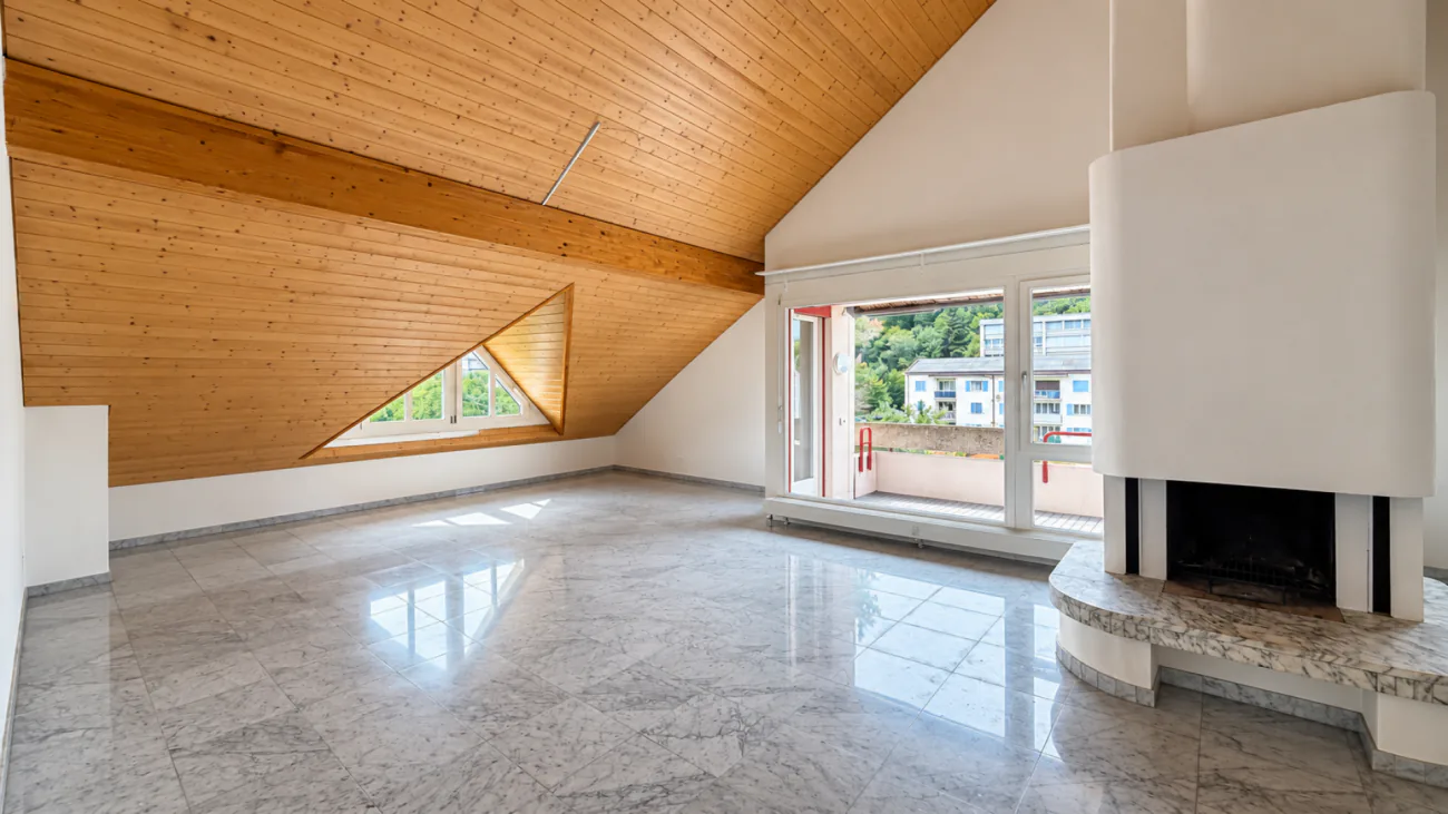 Ampio appartamento 4.5 locali in mansarda con camino & 2 balconi