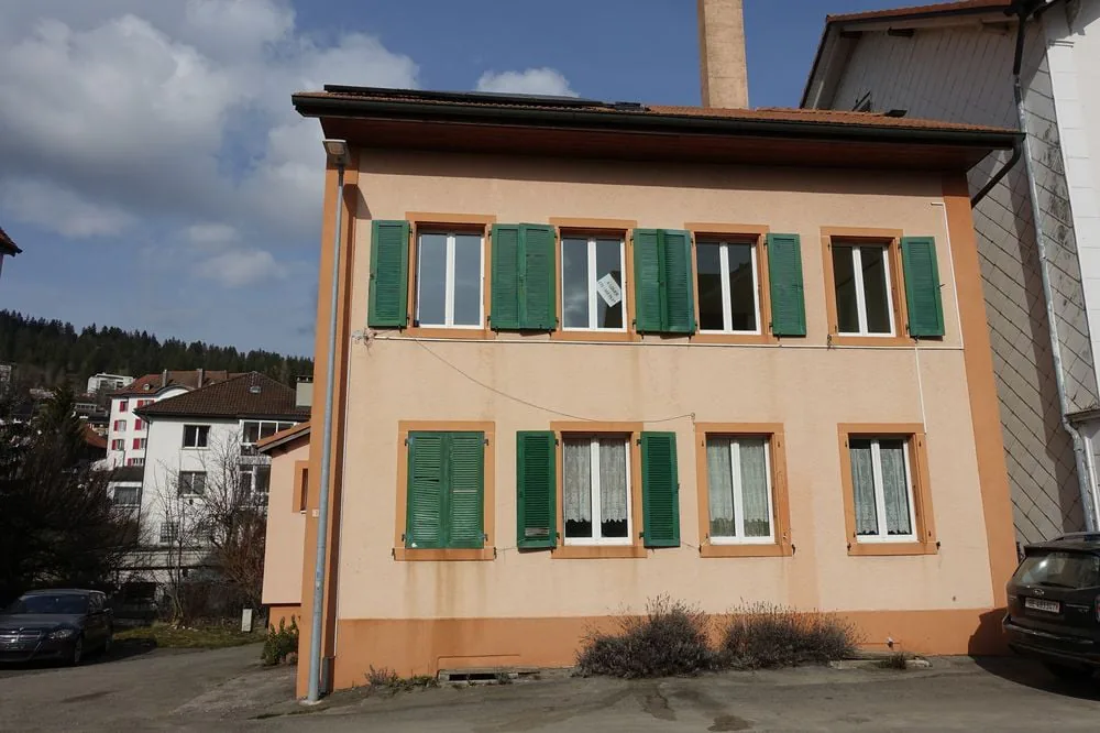 Tramelan - Einfamilienhaus mit 2 Wohnungen mit 3.5 Zimmern und Doppelhaushälfte mit 4.5 Zimmern