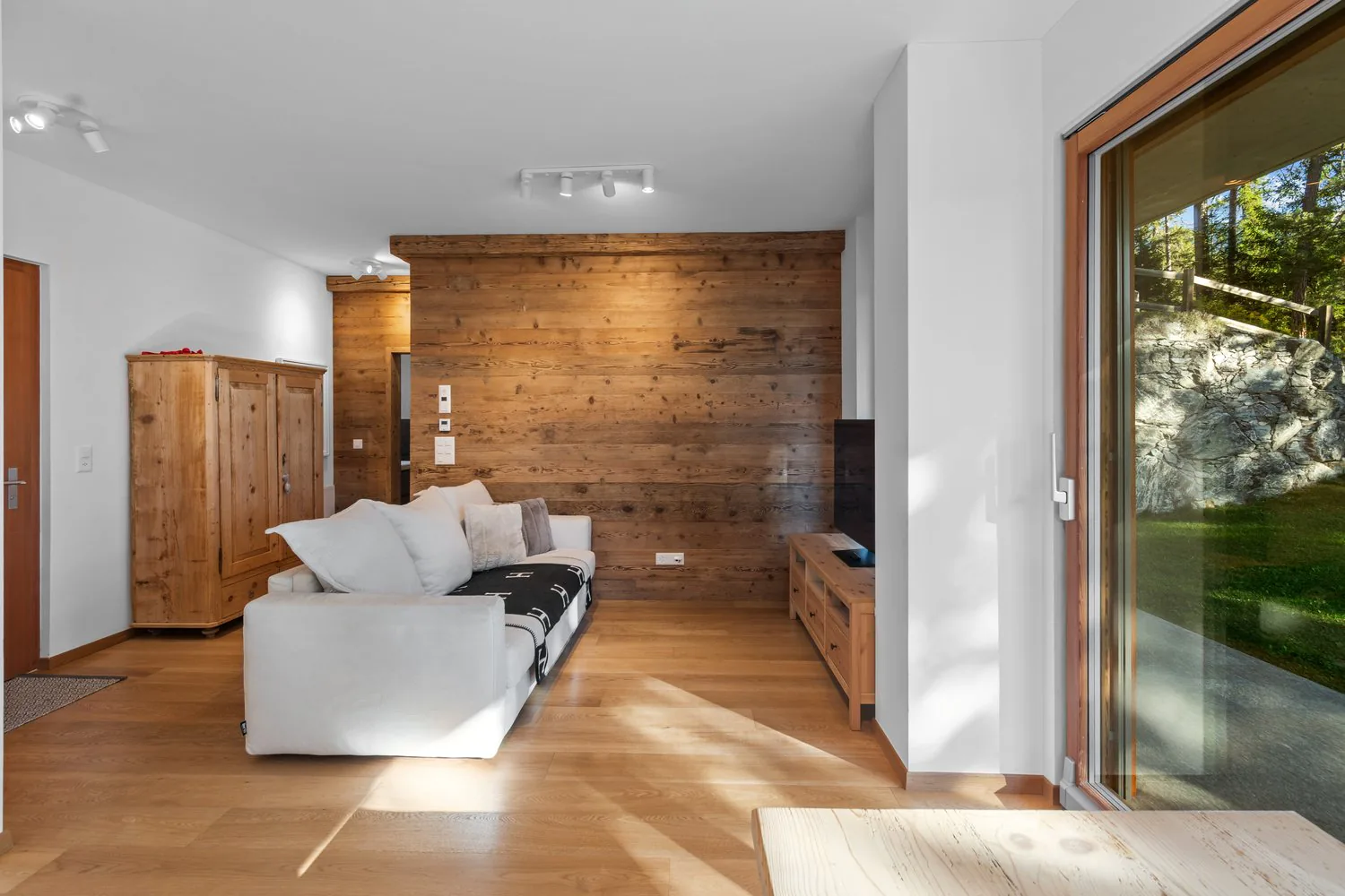 LAAX – Exclusive Second Home with Beautiful Garden, Dreamy Mountain Panorama & Ski-in/Ski-out
