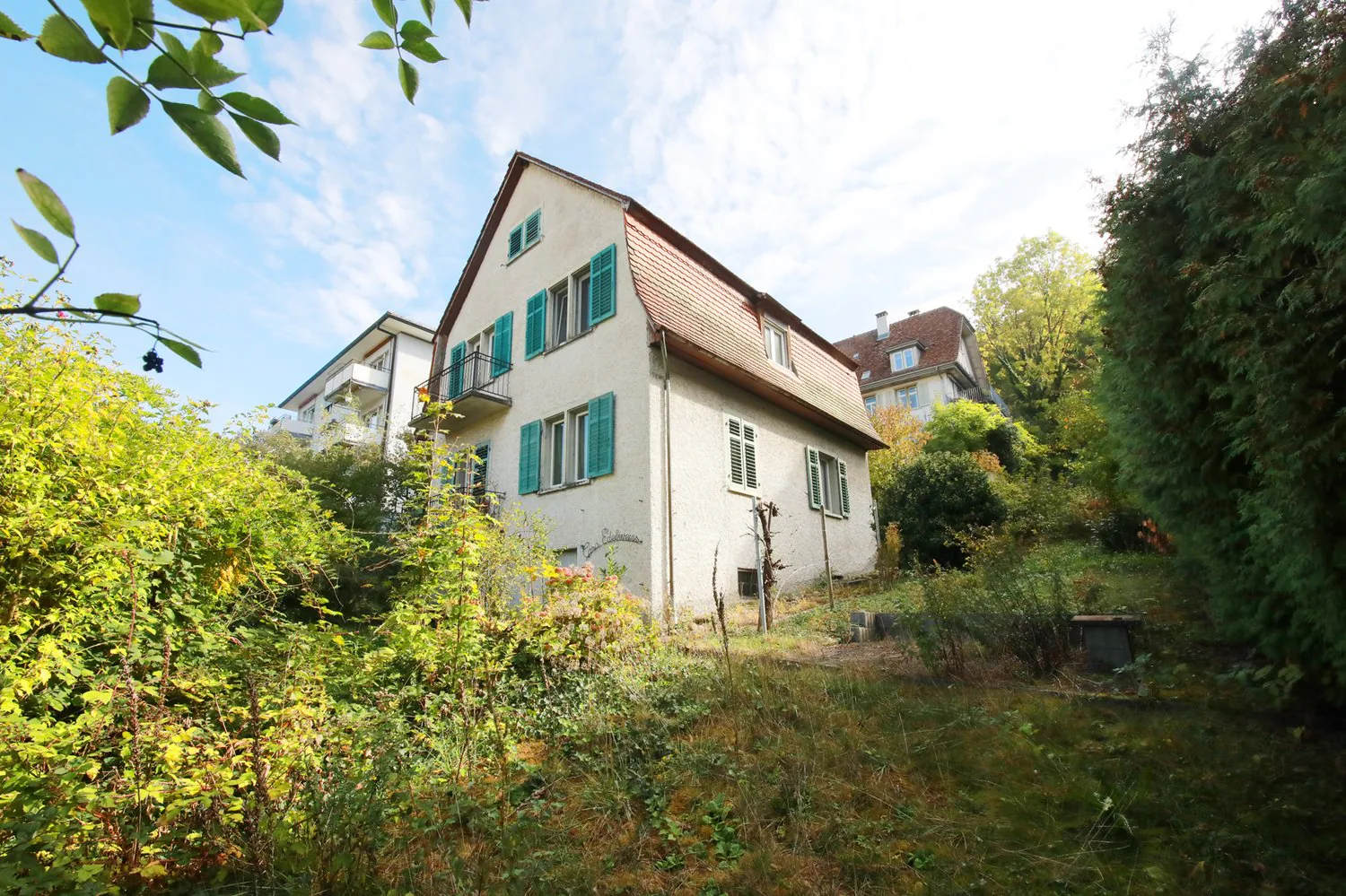 Appartamento di 3,5 locali ristrutturato con 2 balconi, 1° piano con posto giardino