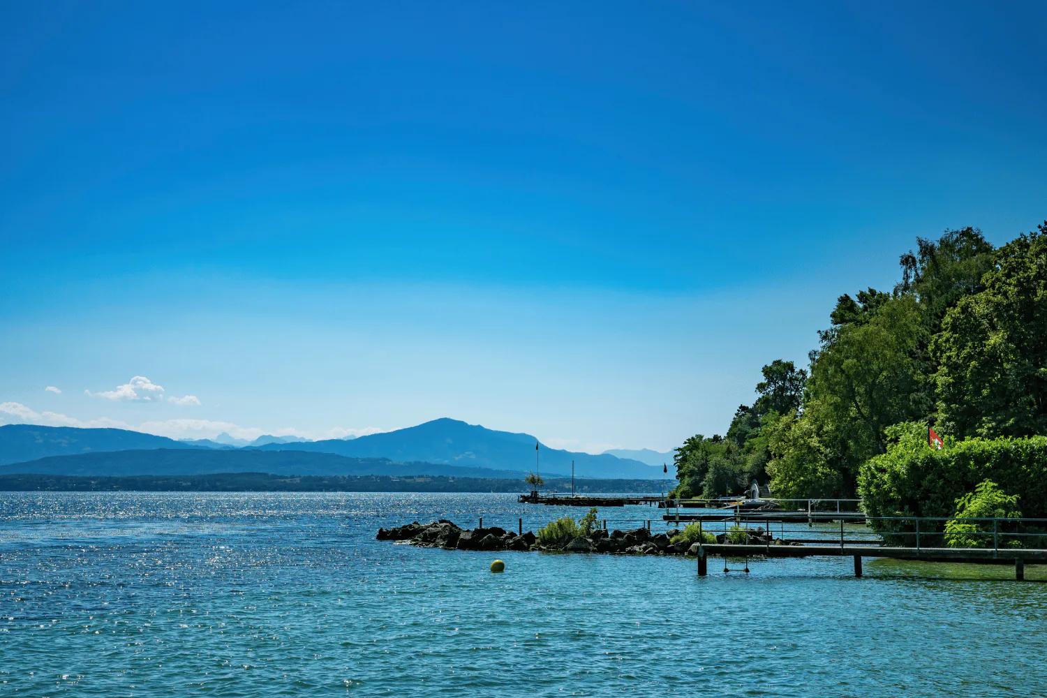 Fuori mercato – Ensemble direttamente sul lago con piscina sulla riva svizzera del Lago di Ginevra