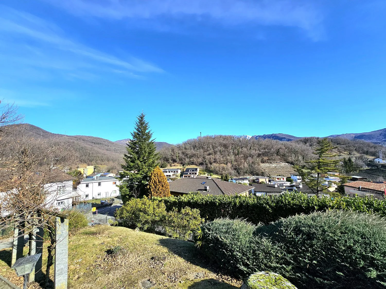 Mendrisio Arzo: Interessantes Einfamilienhaus zur Renovierung mit großem Baugrund und Panoramablick