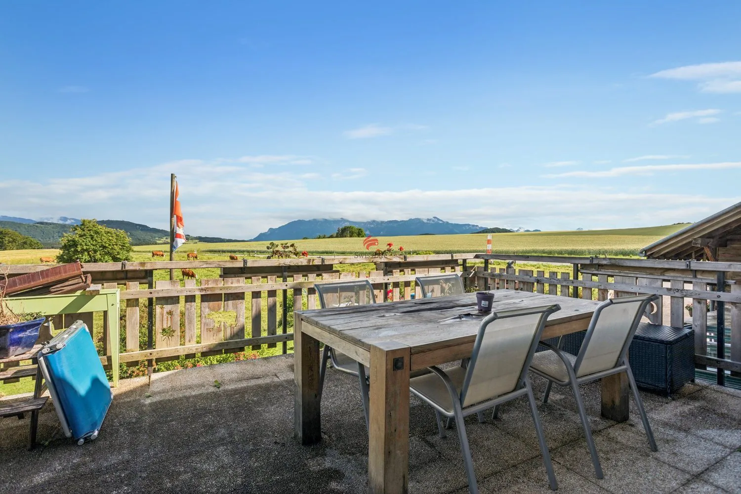 Countryside as far as the eye can see: House with terrace