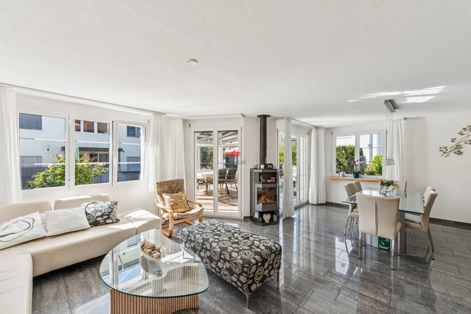 Beautiful DEFH with plenty of living space