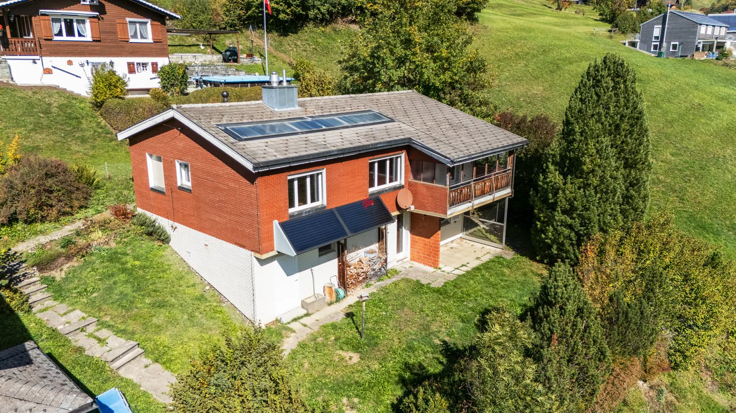 Detached house with mountain view and versatile potential