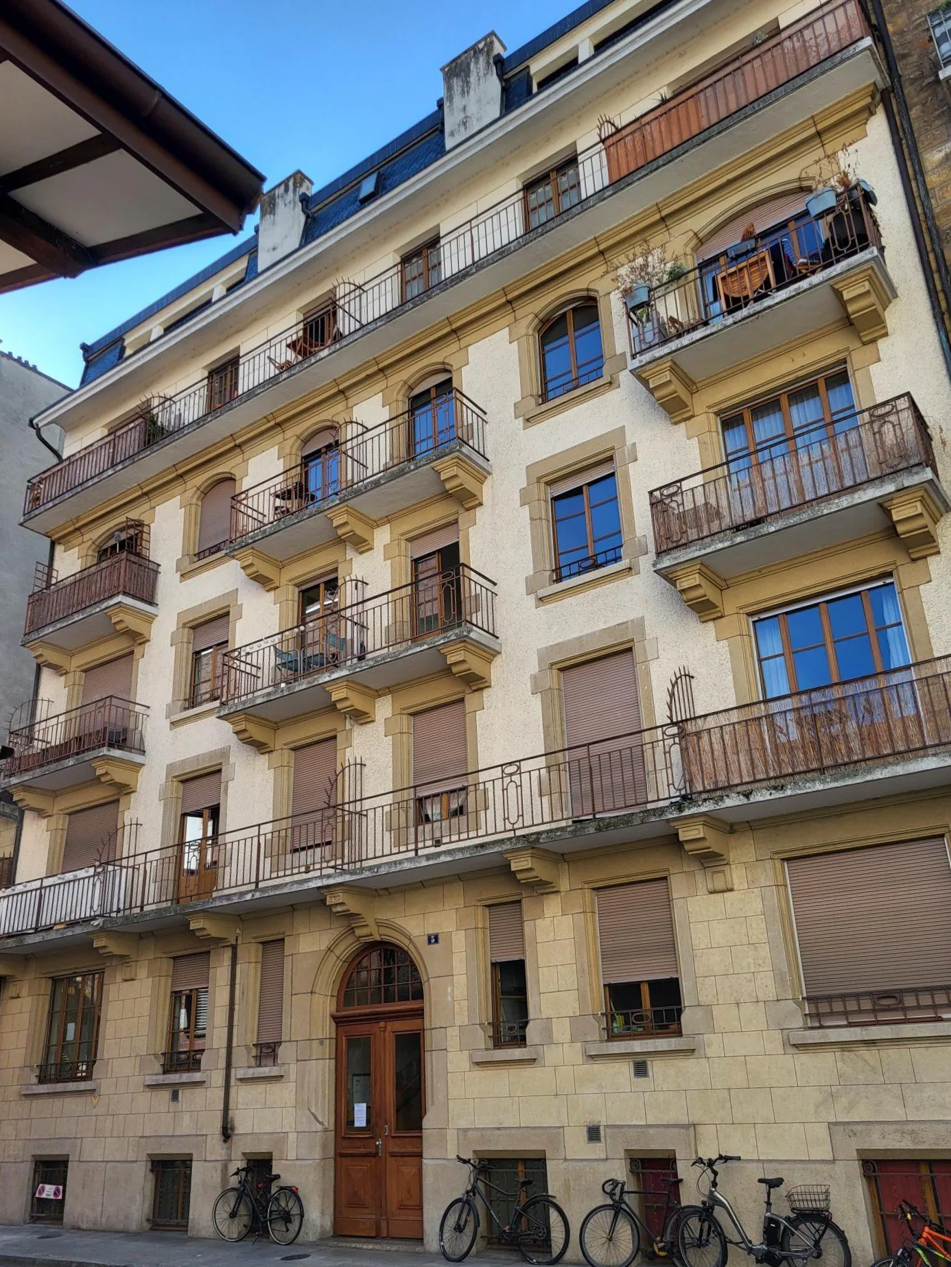 Appartamento di due locali con balcone a Servette