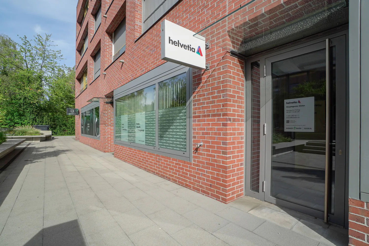 Modern, bright office space in a central location in Kloten, ready for occupancy and flexible