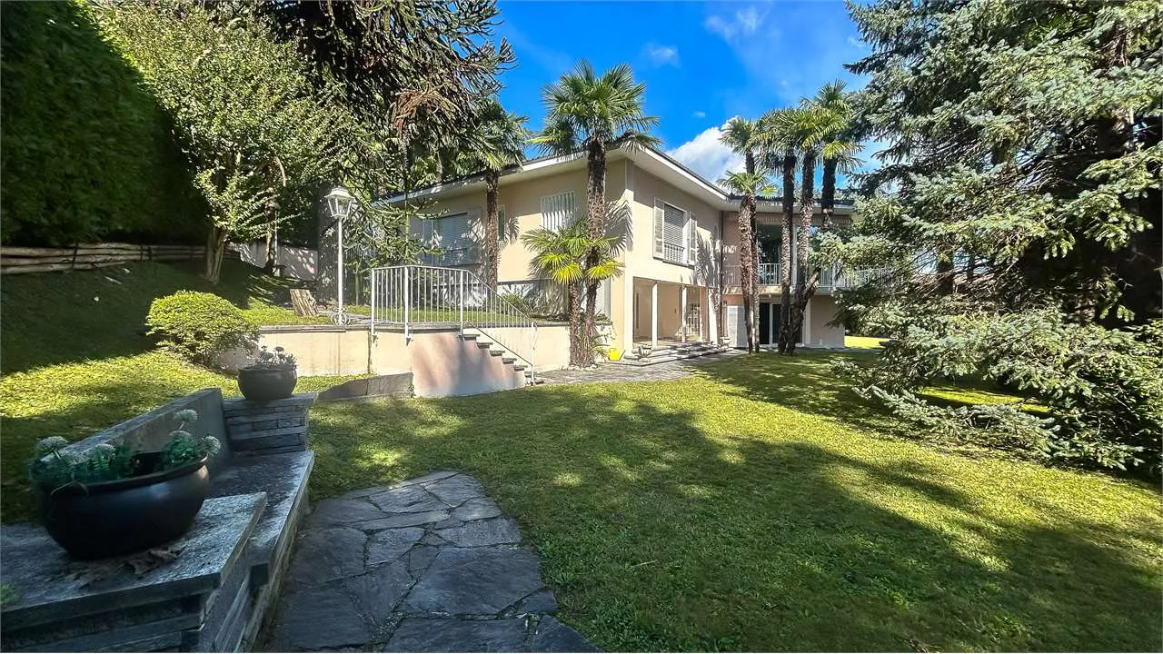 Villa mit Pool und Nebengebäude