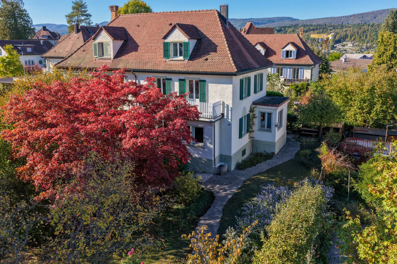Semi-detached house with spacious garden in prime location in Zelgli