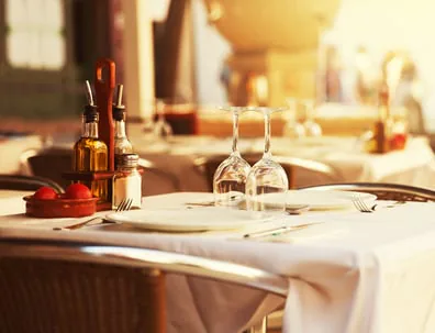 CAFÉ-RESTAURANT IDEAL GELEGEN - GROßE SICHTBARKEIT IM JONCTION-VIERTEL