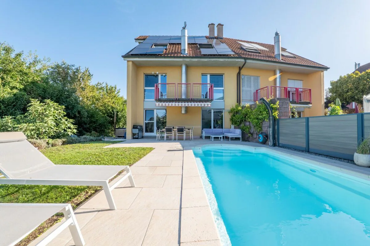 Architect's villa with 7.5 rooms, heated pool and jacuzzi, 5 minutes from Payerne