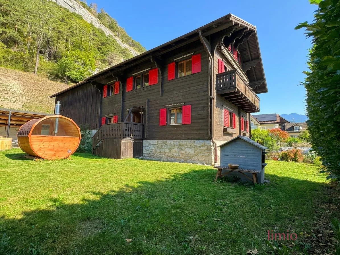 Maison multifamiliale rénovée de manière complète avec 2 unités, grand terrain et potentiel de développement