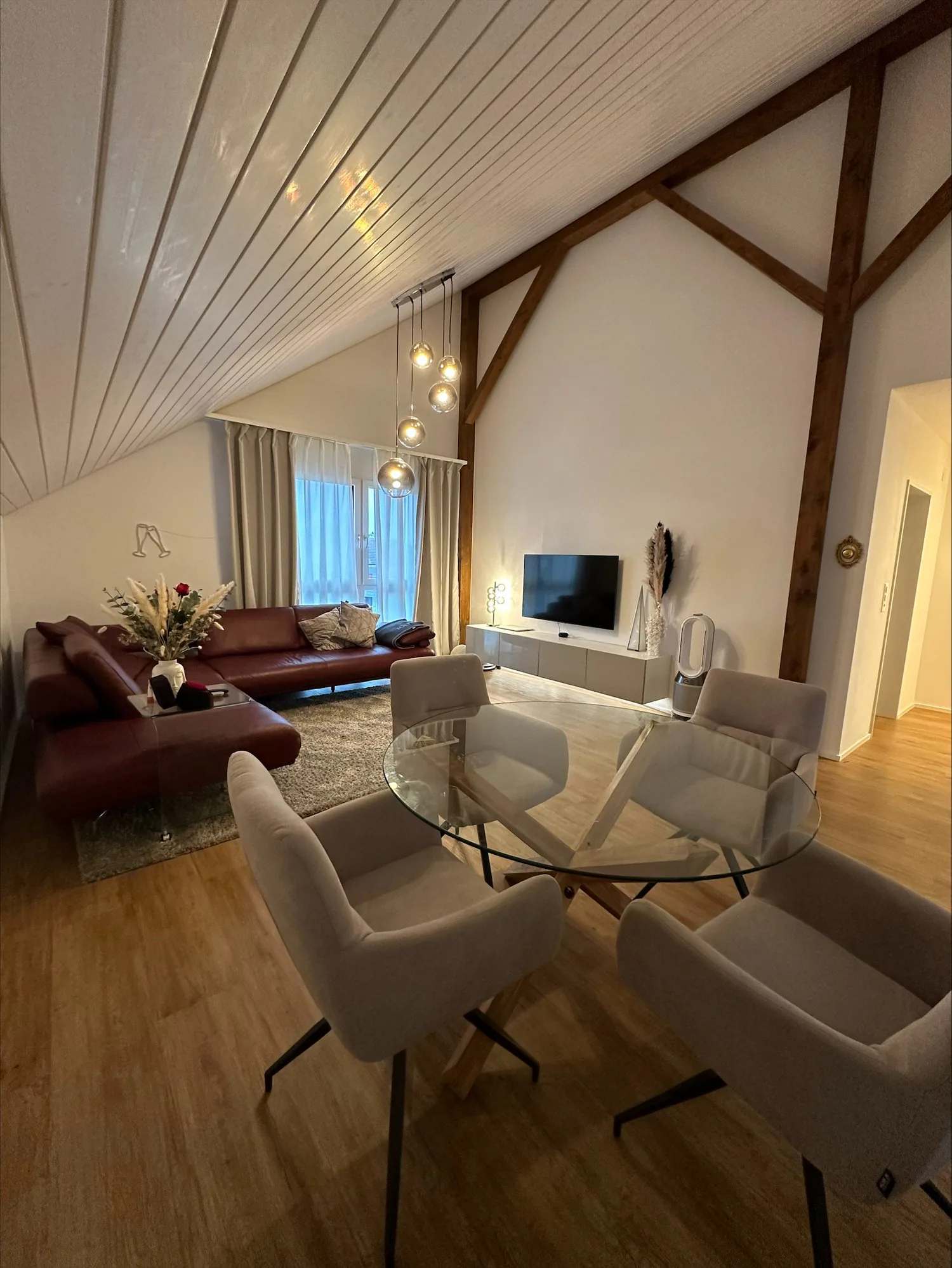 Appartement moderne quasi neuf de 2,5 pièces avec balcon dans un endroit calme