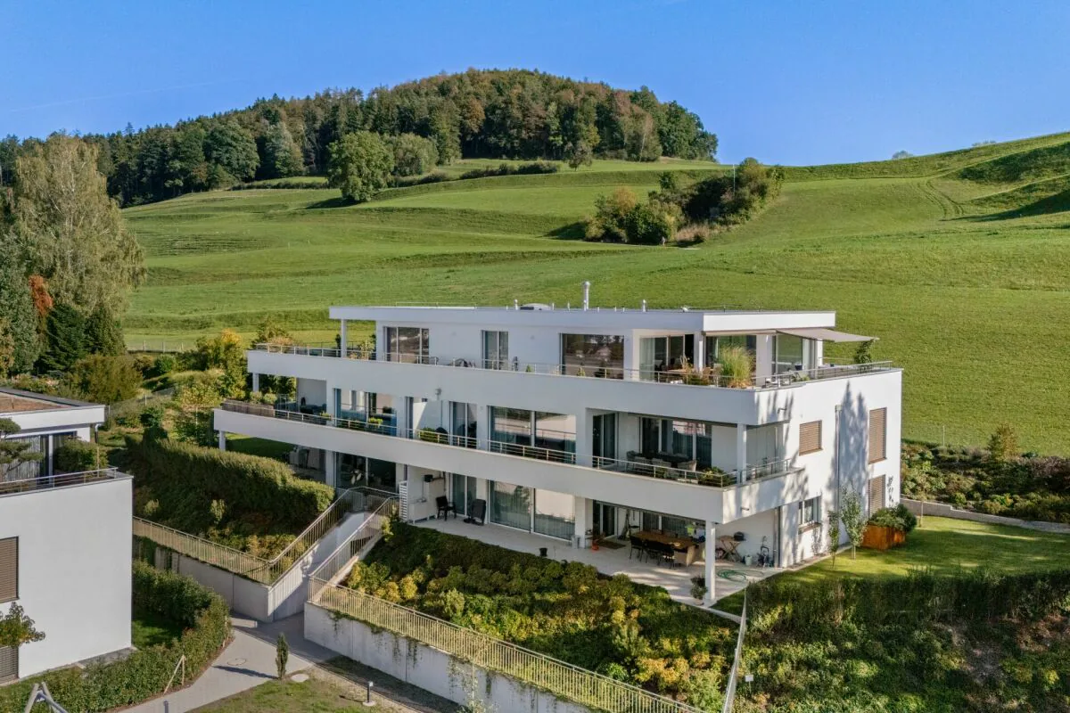 Modernes Wohnen mit Weitsicht - neuwertige 5.5-Zimmer-Gartenwohnung