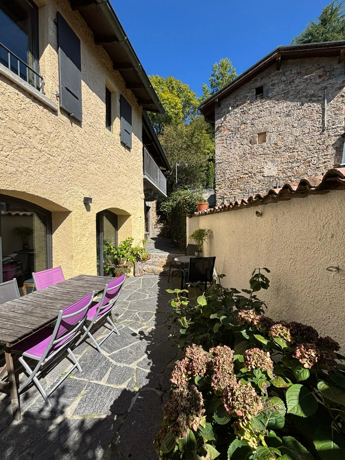 Detached house in the town center with private garden and large spaces
