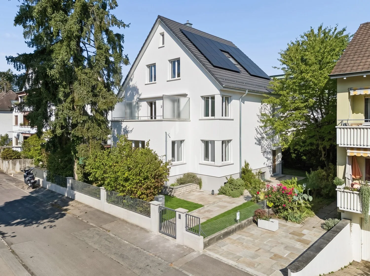 Casa bifamiliare con giardino e potenziale di ampliamento a Münchenstein