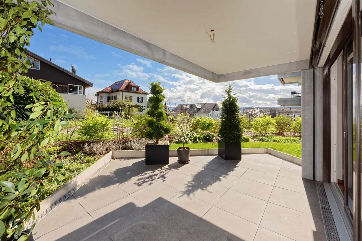 Modern garden apartment with high-quality finishes in Herrliberg