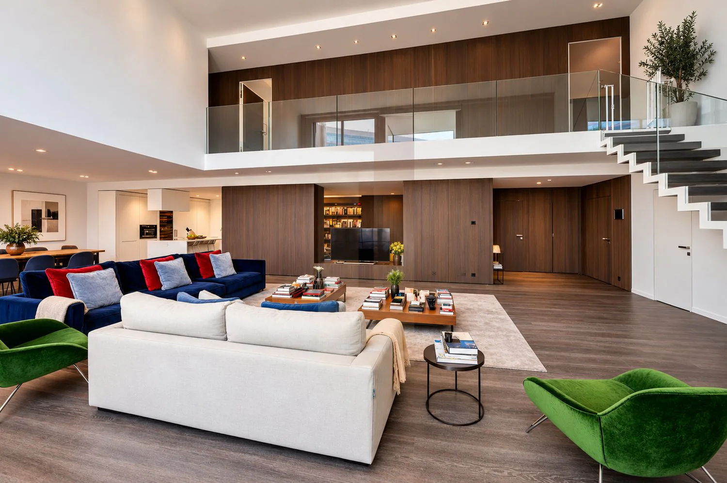 Elegantes Contemporary-Duplex mit Doppelhohe und Hotel-Services