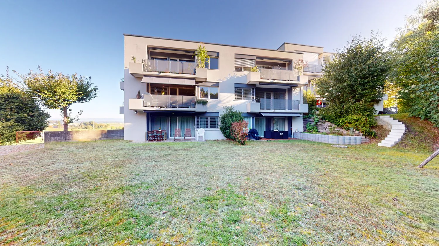 Large 3.5-room apartment on the 3rd floor left