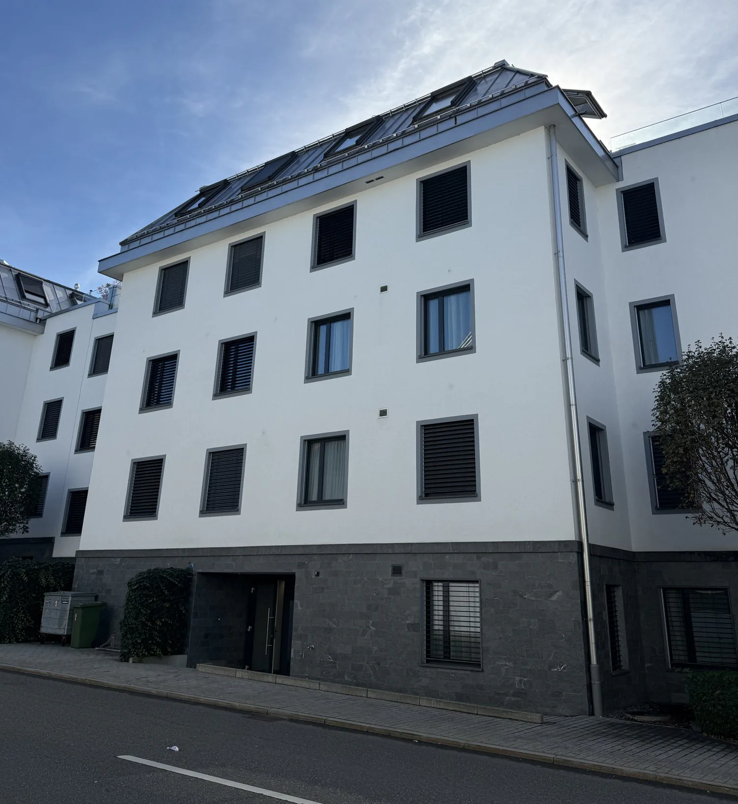 Moderne 3.5-Zimmer-Wohnung im Erdgeschoss an zentraler Lage in Siebnen