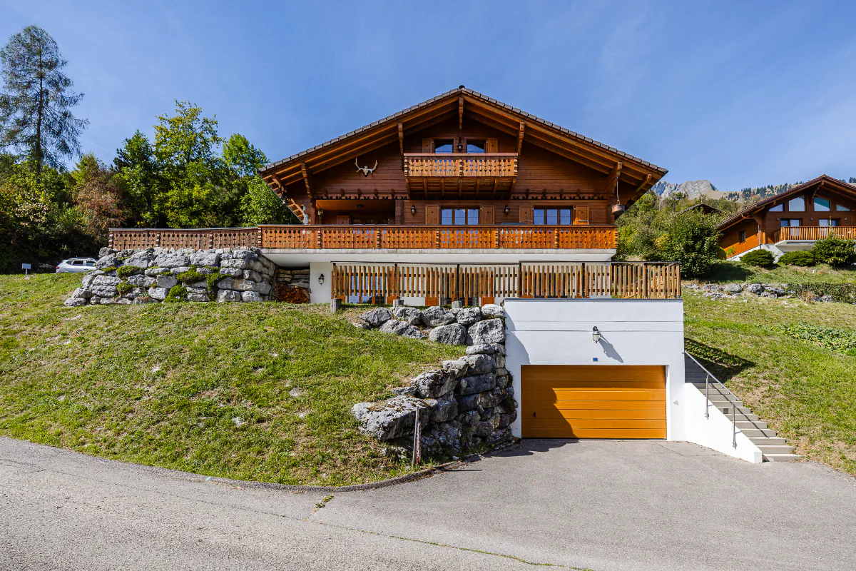 Generous chalet in a quiet location with panoramic views