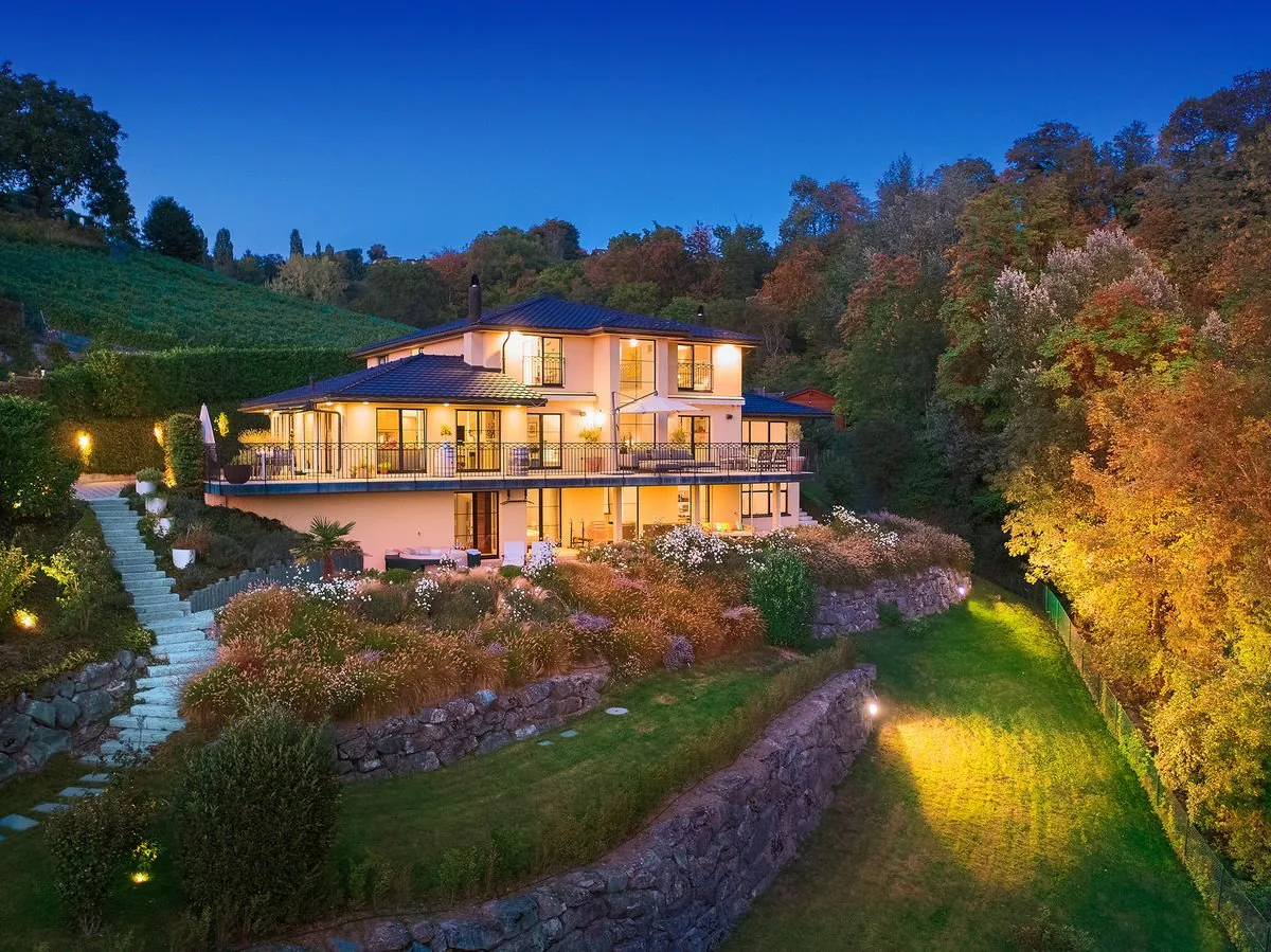 Villa d'eccezione con vista impareggiabile, tra lago e natura