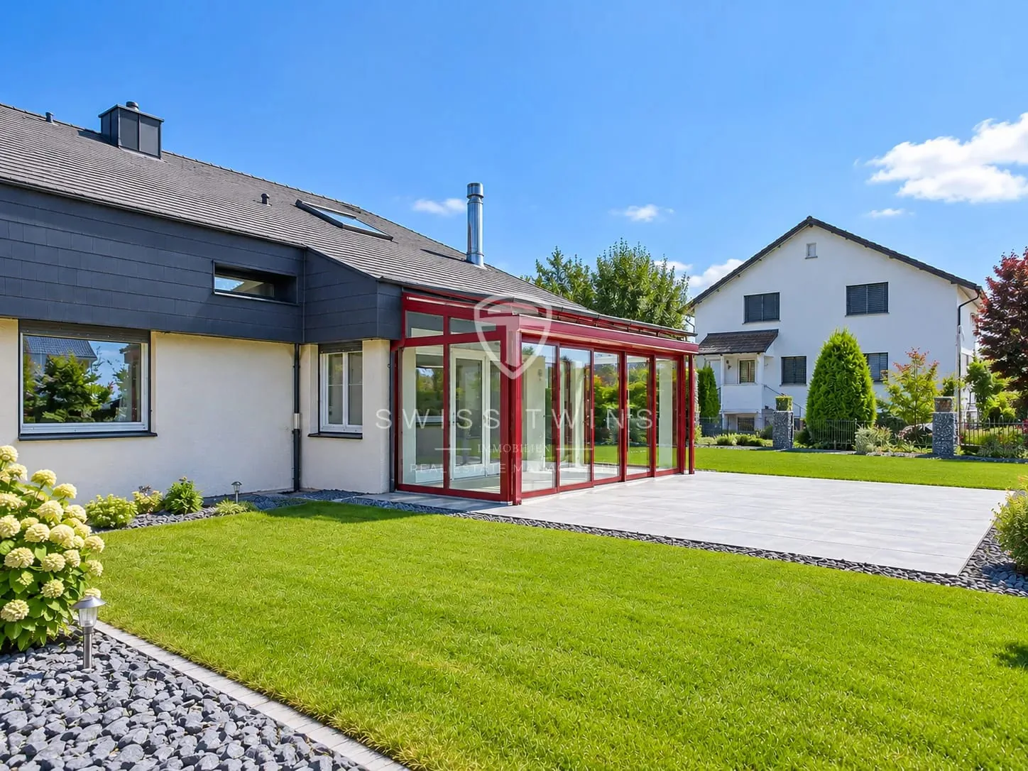 Casa unifamiliare di 5 locali con giardino soleggiato, camino e 4 posti auto a Kleindöttingen